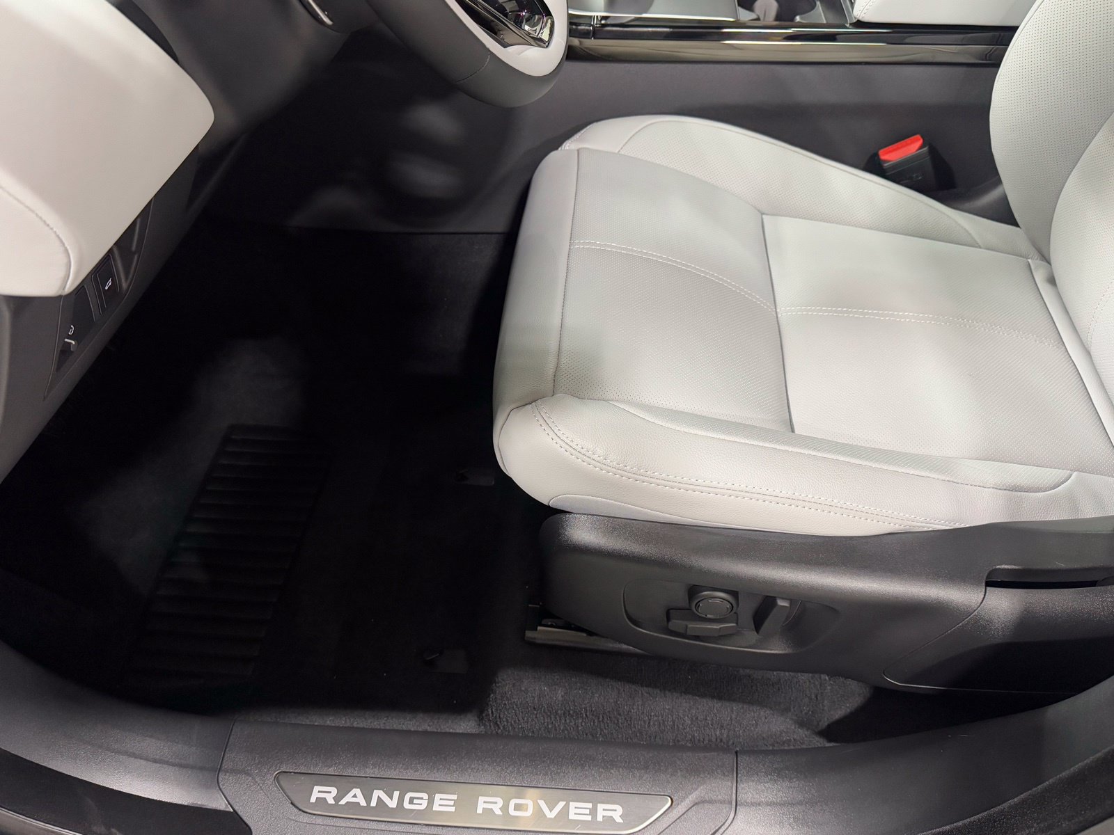 New 2026 Land Rover Range Rover Velar S AWD/4WD image 16