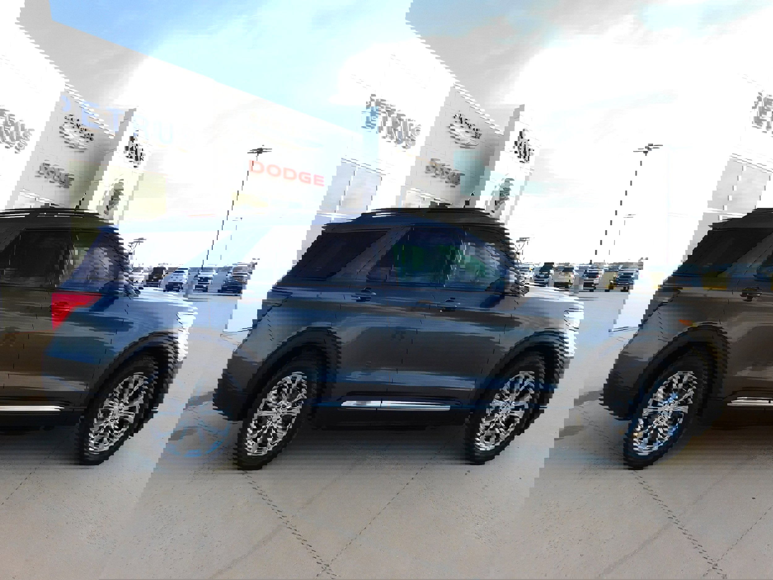 Used 2020 Ford Explorer XLT w/ Equipment Group 202A image 7