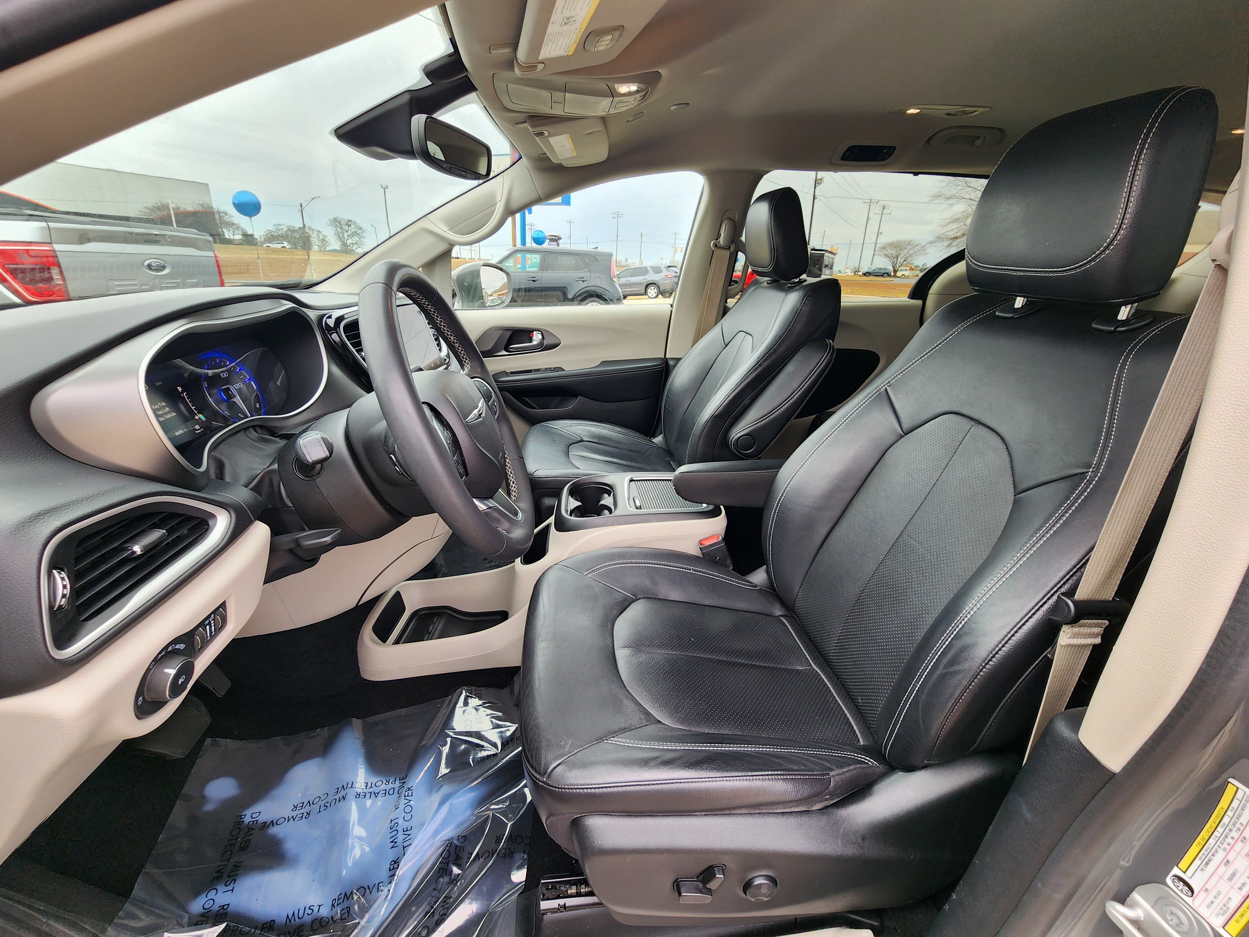 Used 2022 Chrysler Pacifica Touring-L image 17