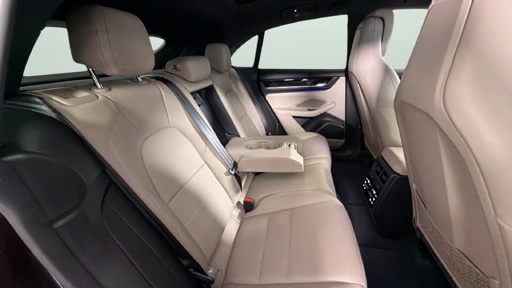 Used 2025 Porsche Macan Electric w/ Premium Package RWD image 31