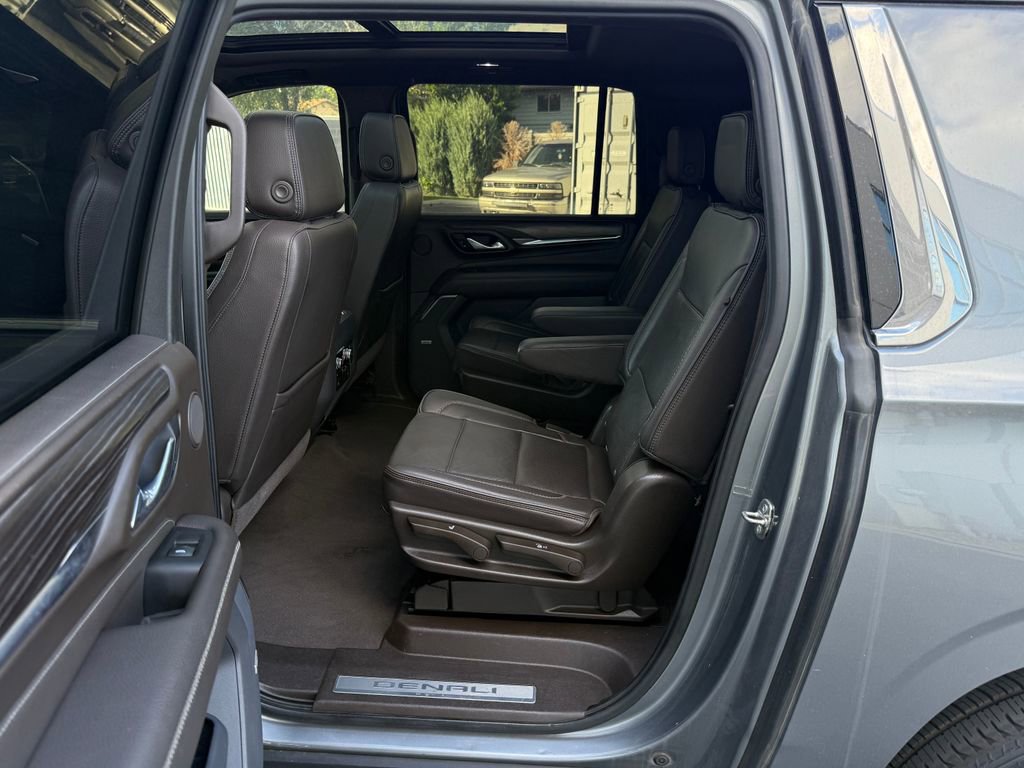 Used 2021 GMC Yukon XL Denali w/ Denali Premium Package AWD/4WD image 34