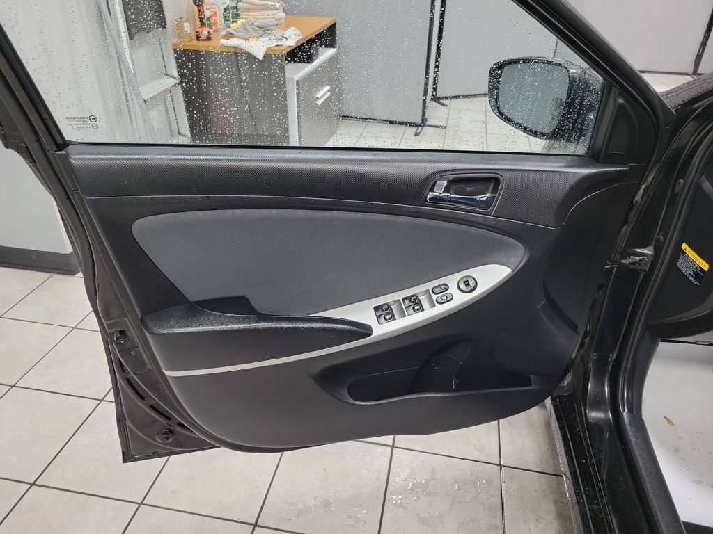 Used 2013 Hyundai Accent SE image 35