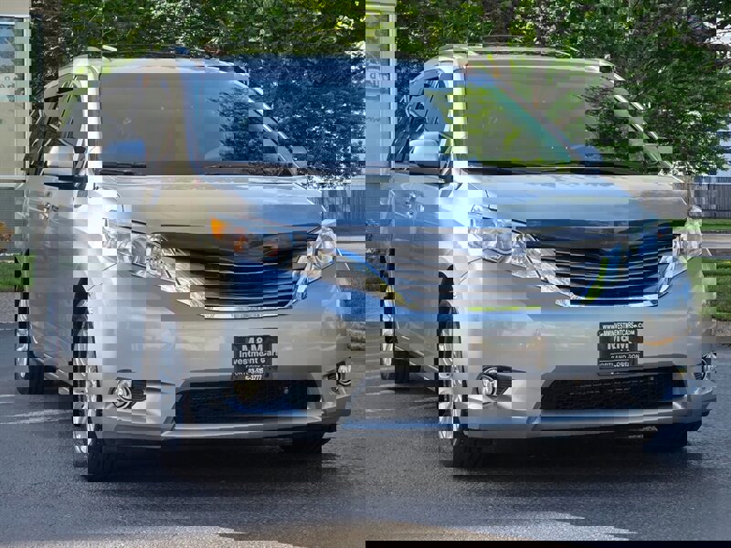 Used 2014 Toyota Sienna XLE image 2