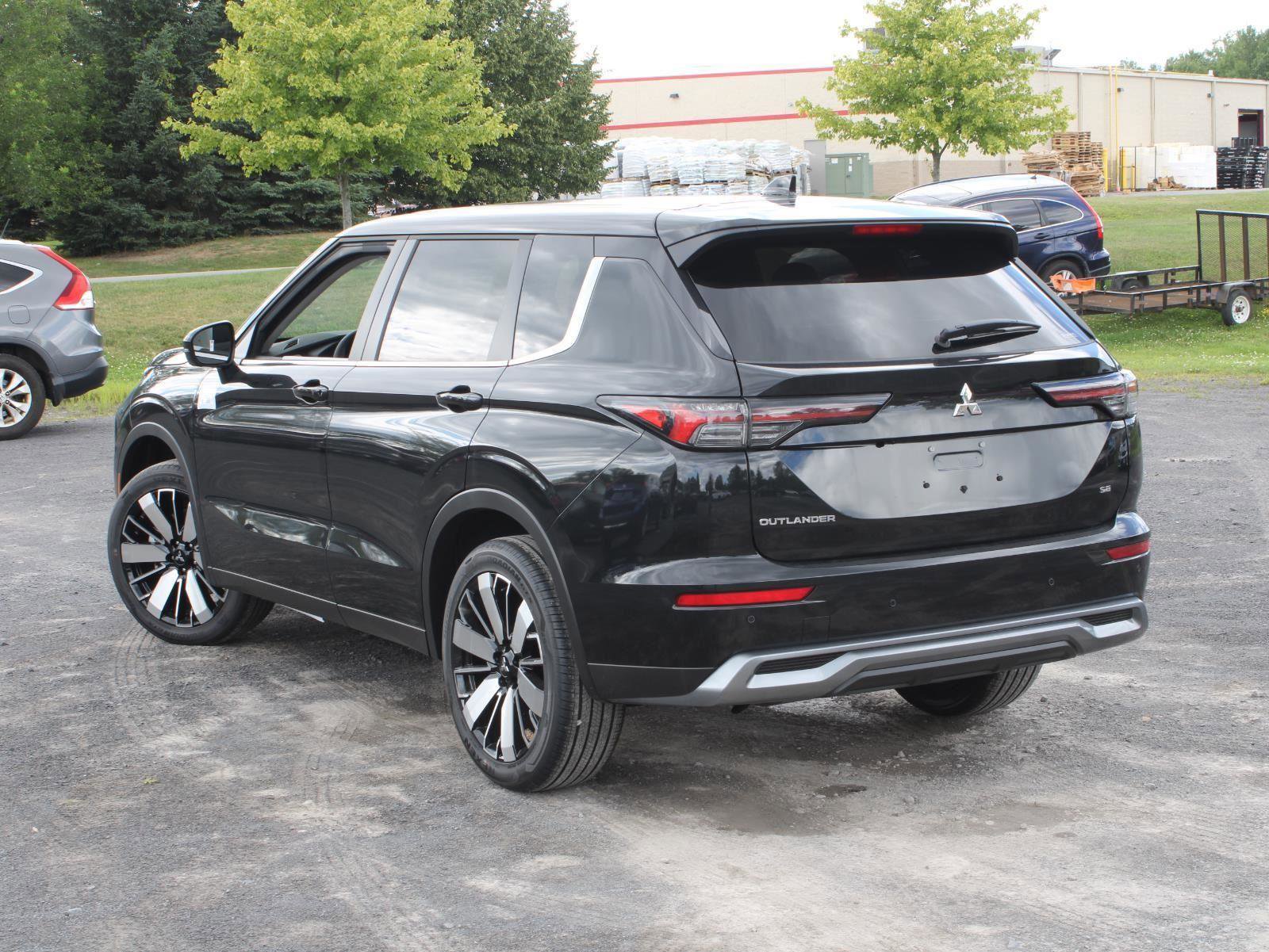 New 2025 Mitsubishi Outlander SE image 7