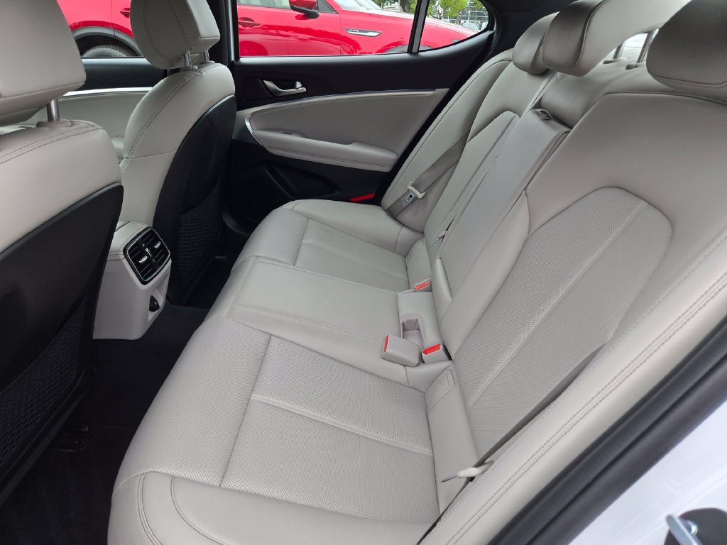 Used 2023 Genesis G70 2.0T RWD image 12