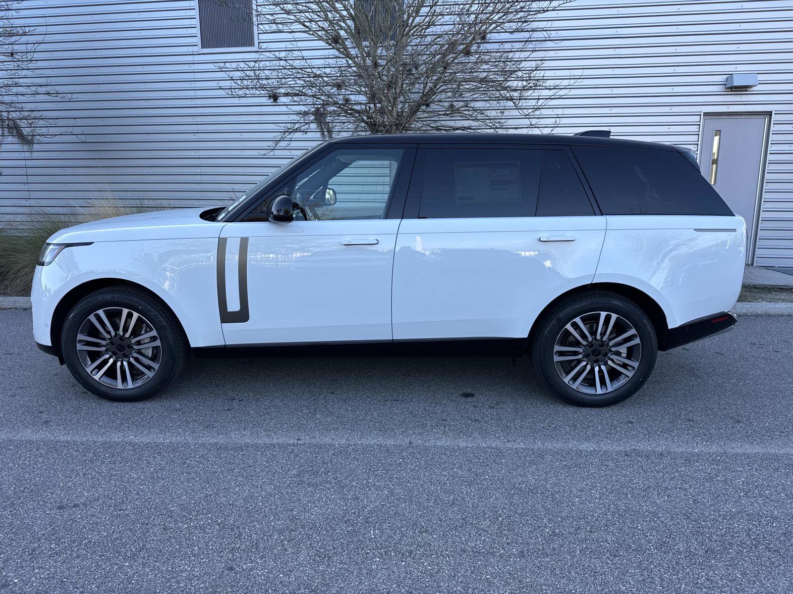 New 2026 Land Rover Range Rover Long Wheelbase SE image 2