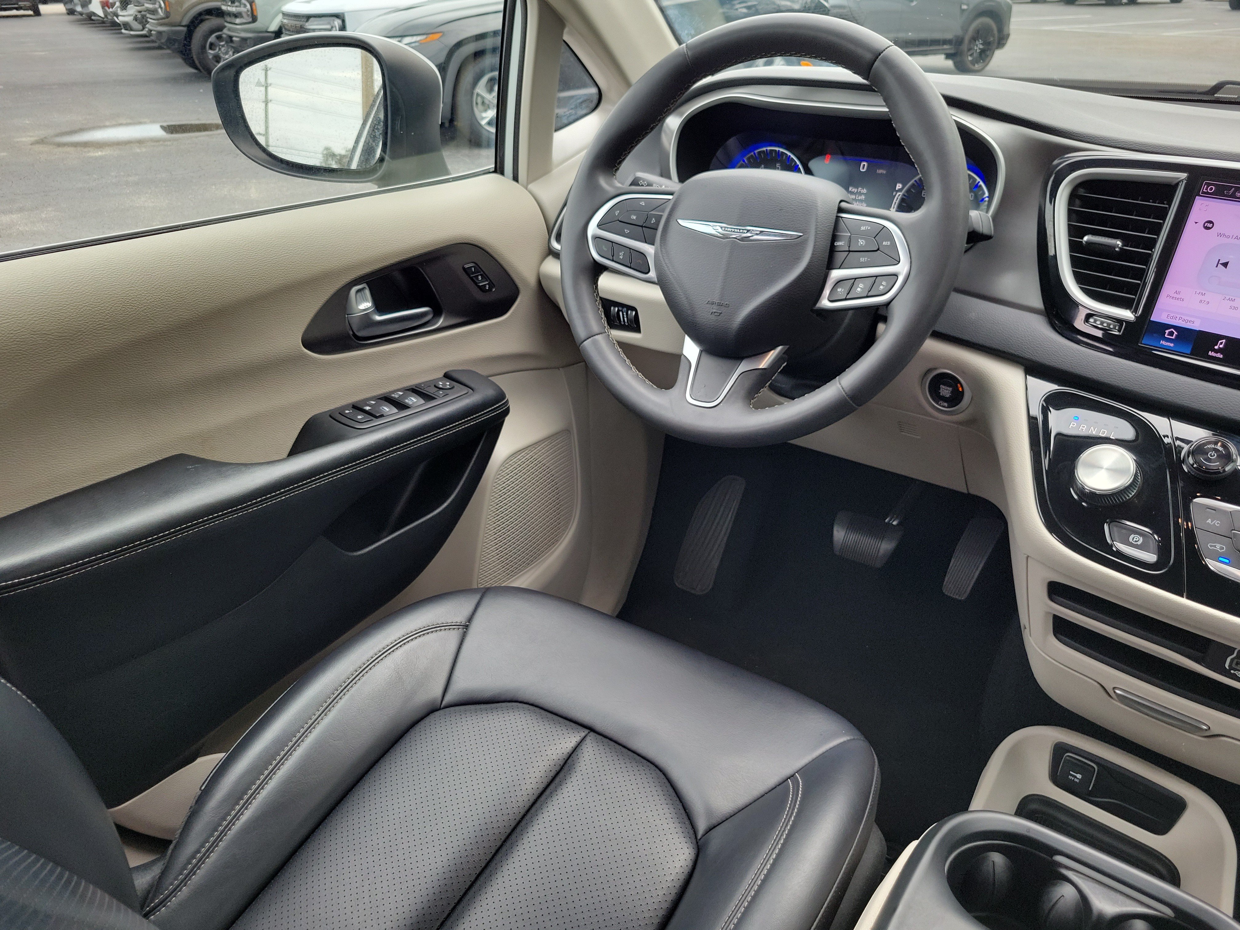 Used 2023 Chrysler Pacifica Touring-L FWD image 26