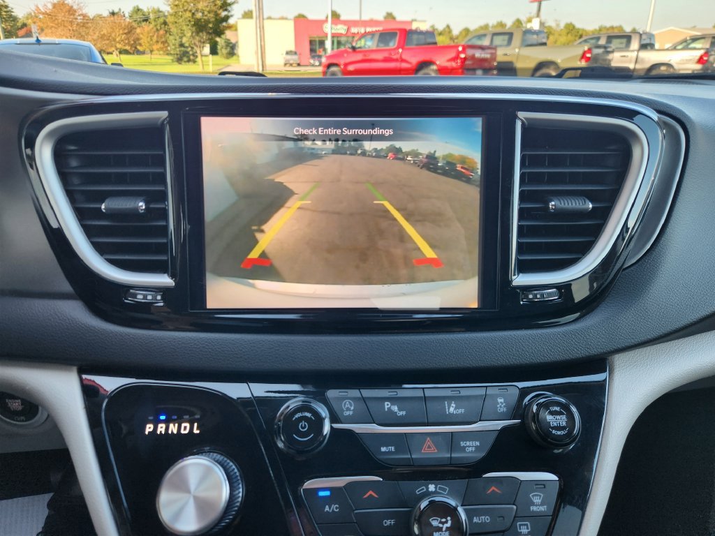 Used 2024 Chrysler Pacifica Touring-L FWD image 29