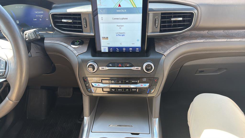 Used 2020 Ford Explorer Platinum w/ Premium Technology Package image 18