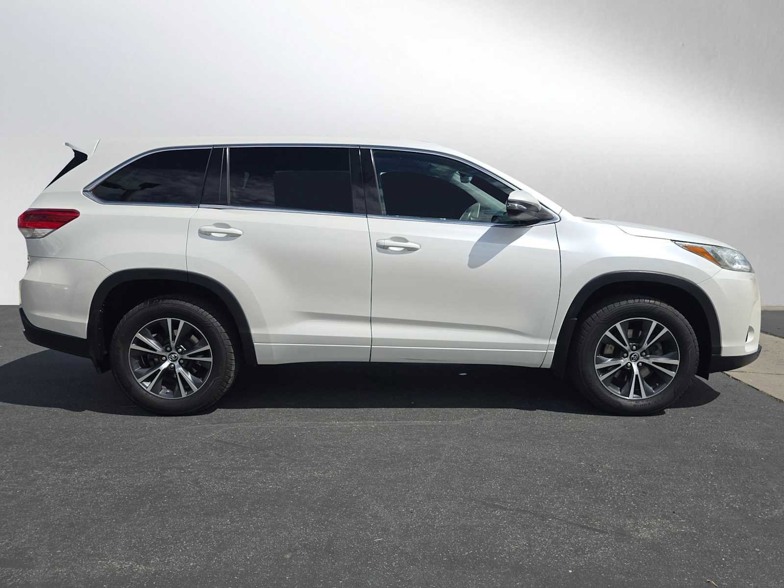 Used 2017 Toyota Highlander LE FWD image 2