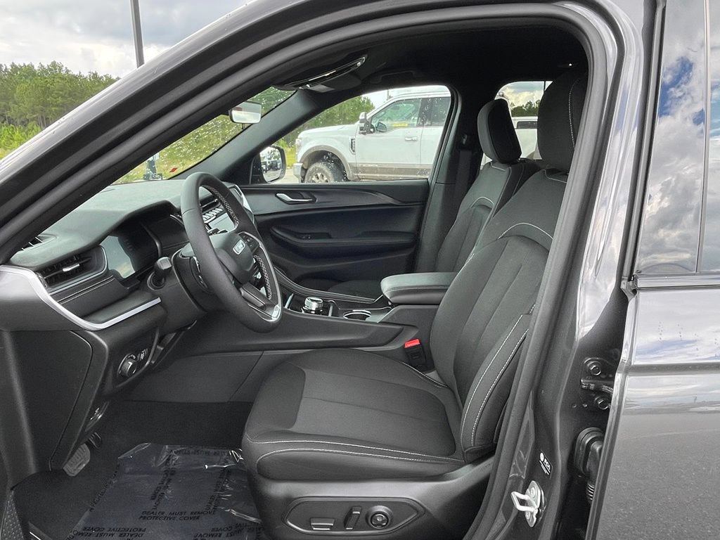 Certified 2026 Jeep Grand Cherokee Laredo RWD image 33