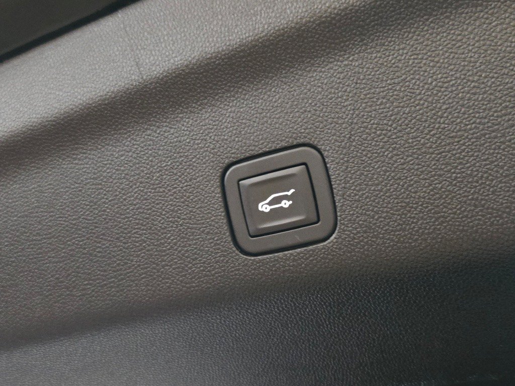 Used 2025 Chevrolet Tahoe High Country RWD image 17