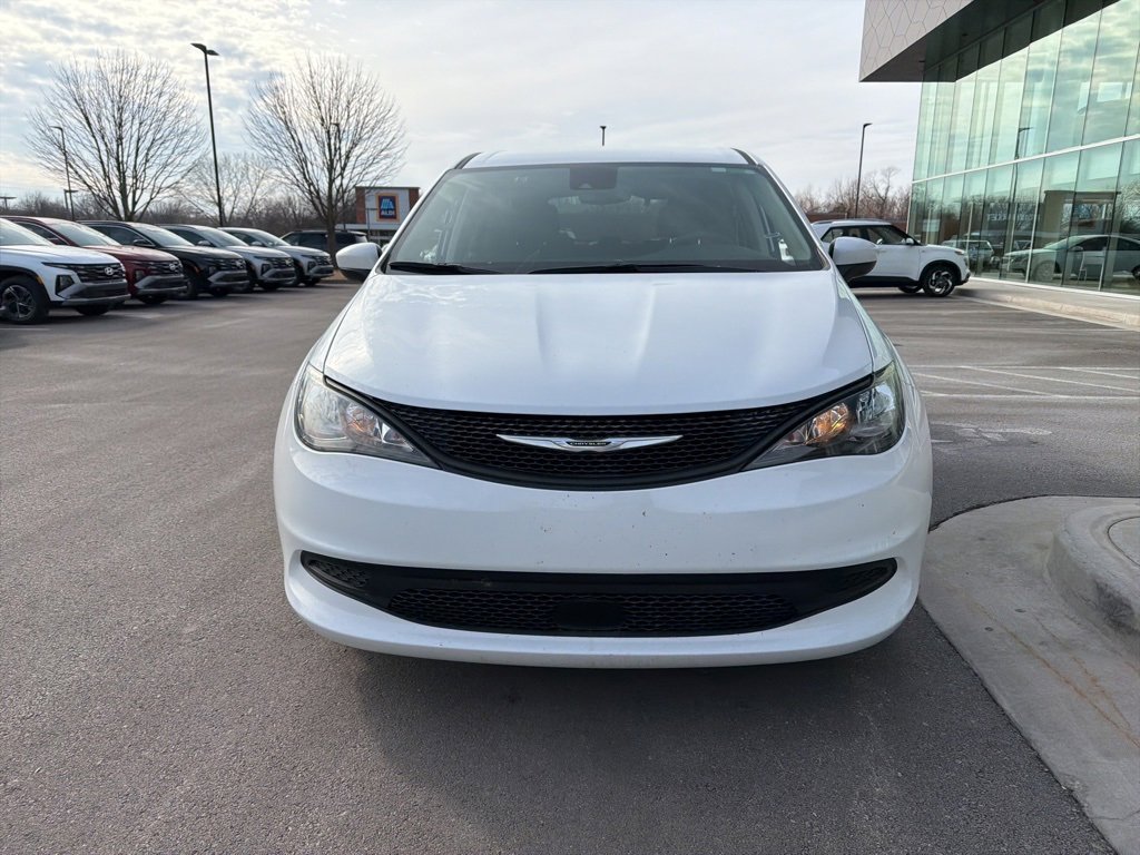 Used 2023 Chrysler Voyager LX image 2