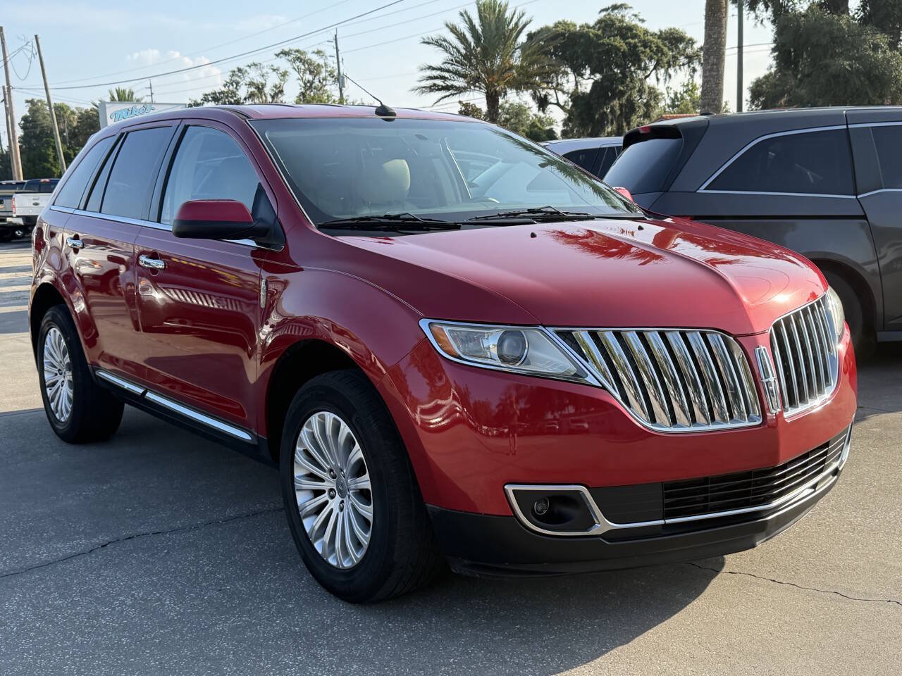 Used 2012 Lincoln MKX FWD image 2