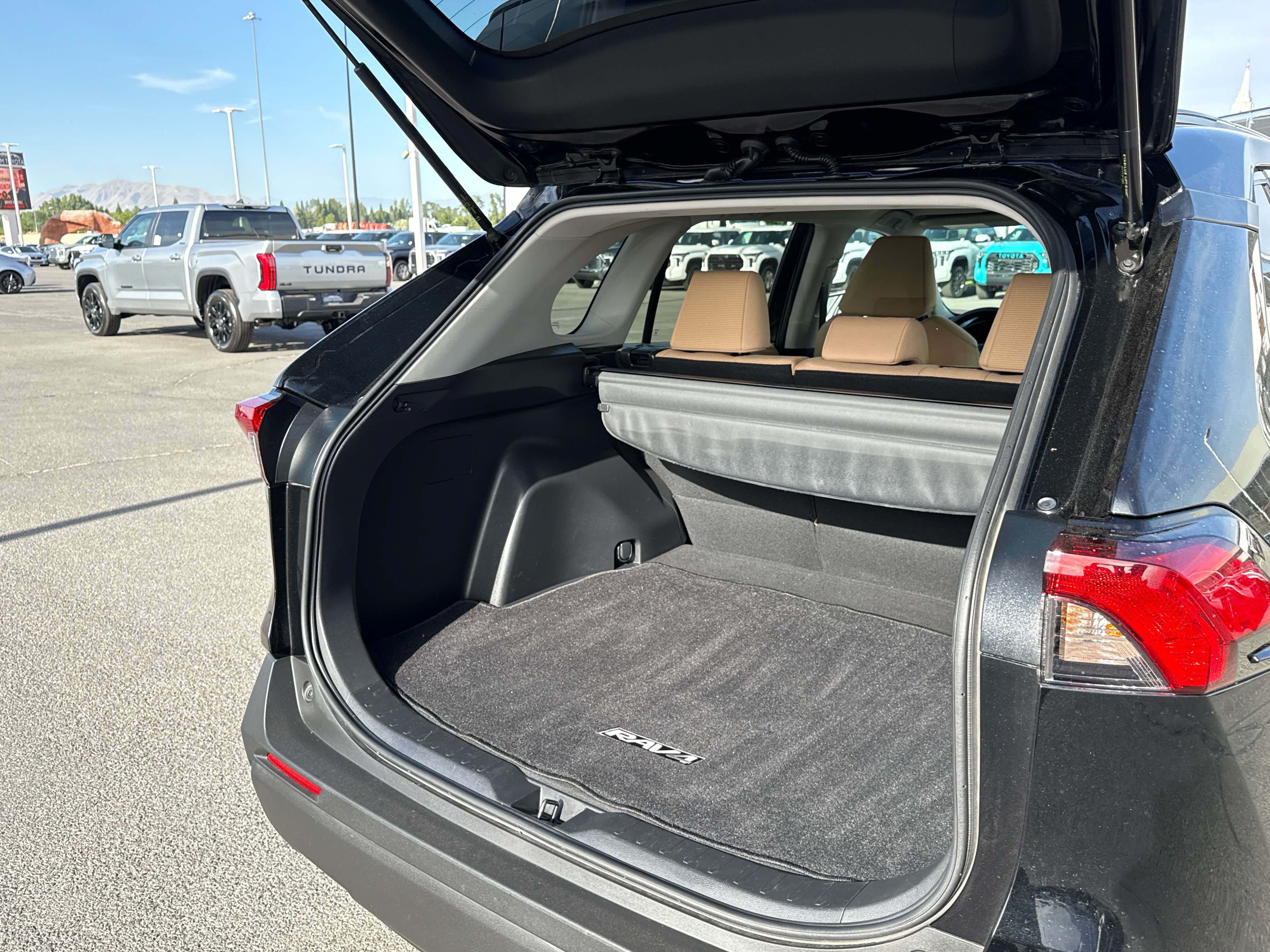 Used 2021 Toyota RAV4 LE AWD/4WD image 15