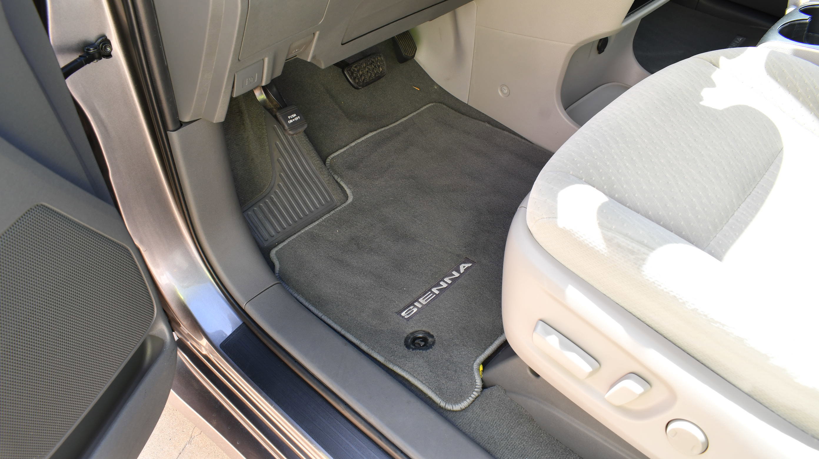 Used 2020 Toyota Sienna LE w/ Carpet Mat Package image 21