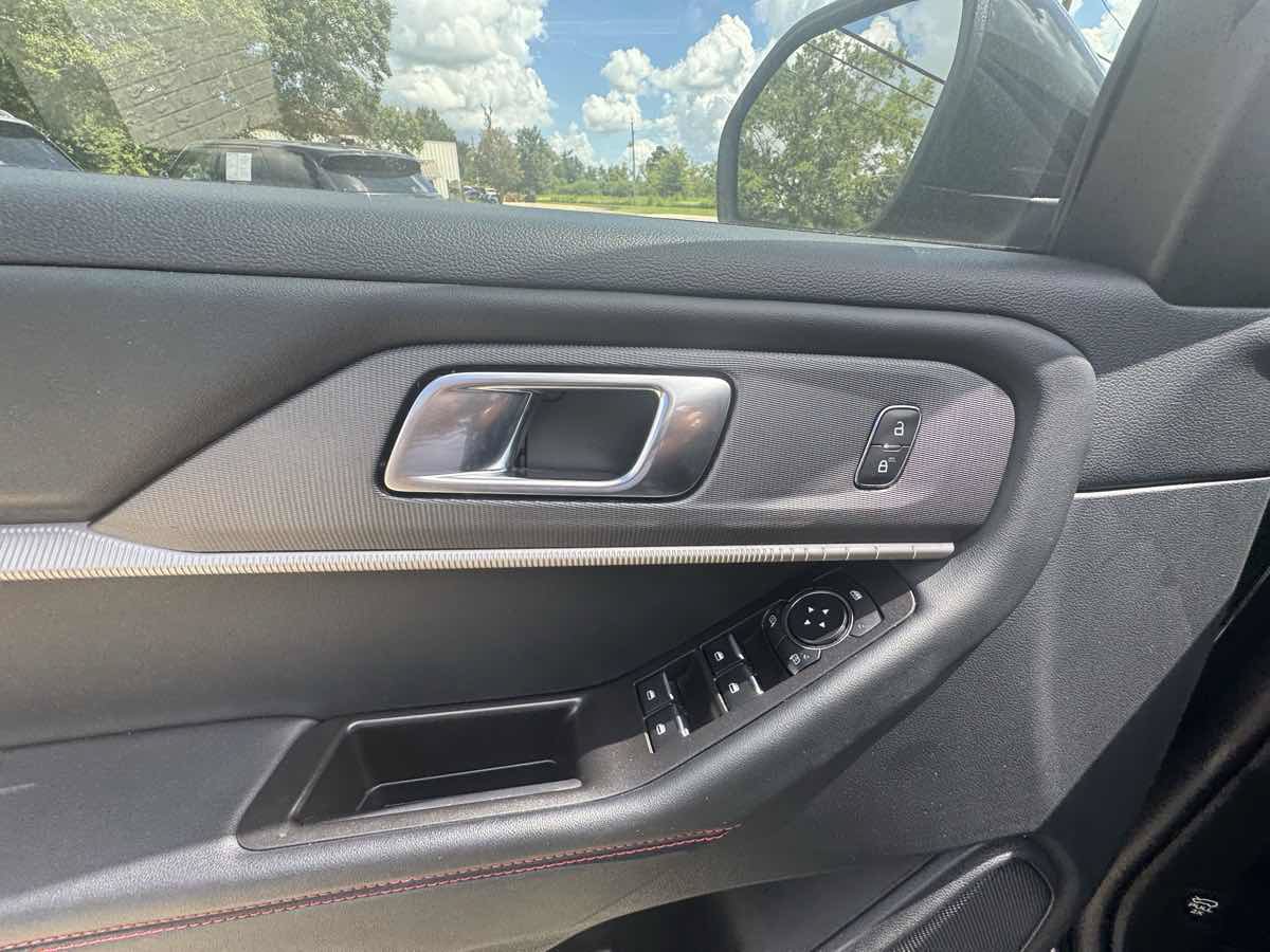 Used 2025 Ford Explorer ST-Line w/ ST-Line Street Pack AWD/4WD image 12