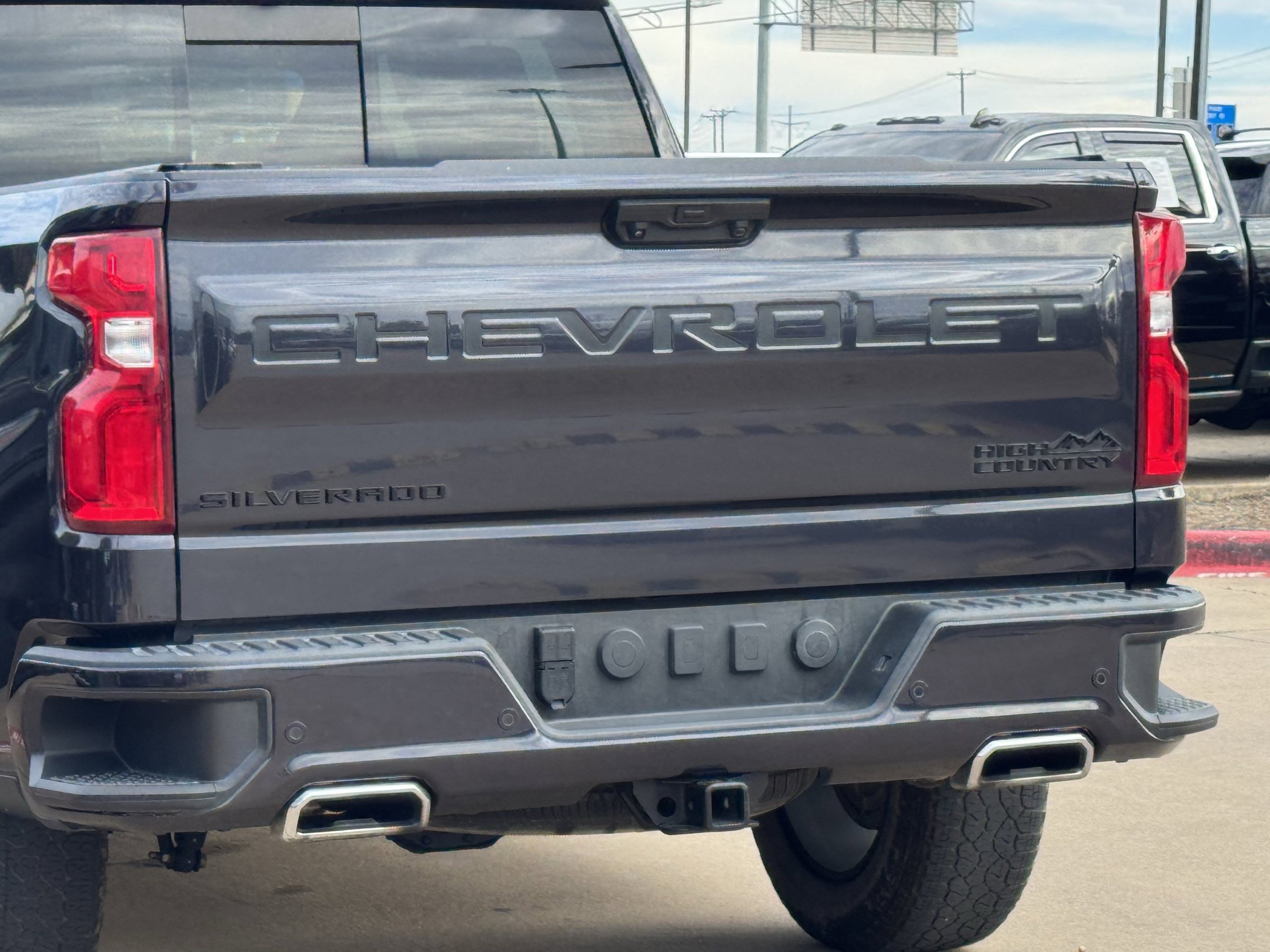 Used 2024 Chevrolet Silverado 1500 High Country w/ LPO, Dark Essentials Package AWD/4WD image 9