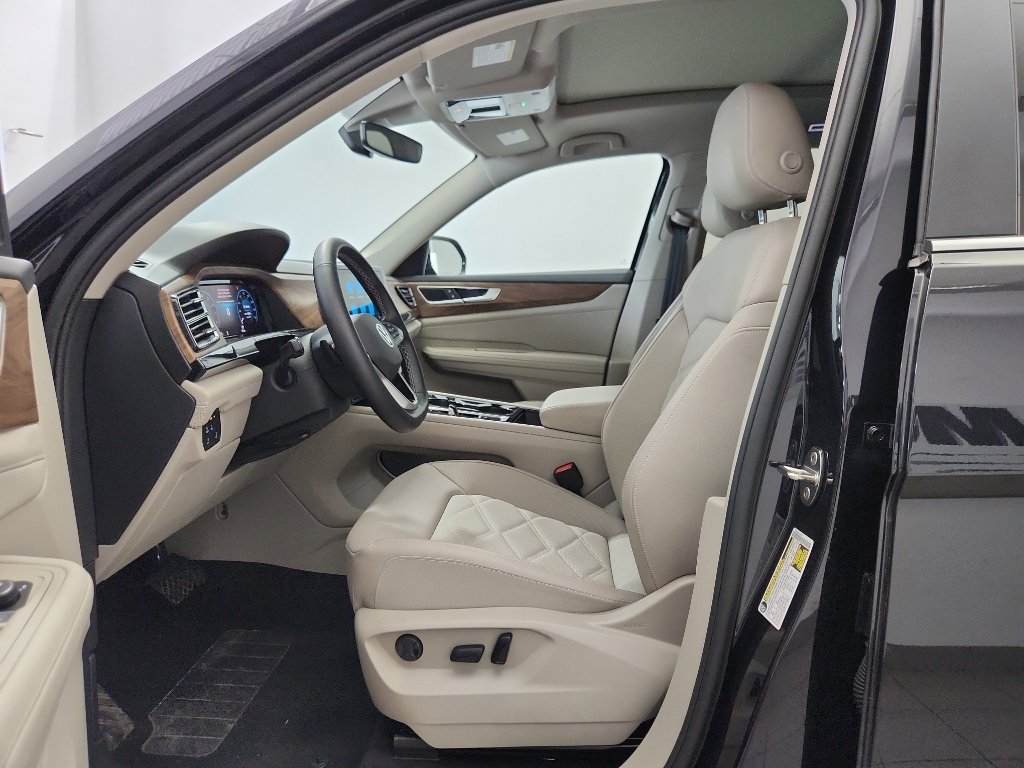 Certified 2025 Volkswagen Atlas SE w/ Panoramic Sunroof Package FWD image 6