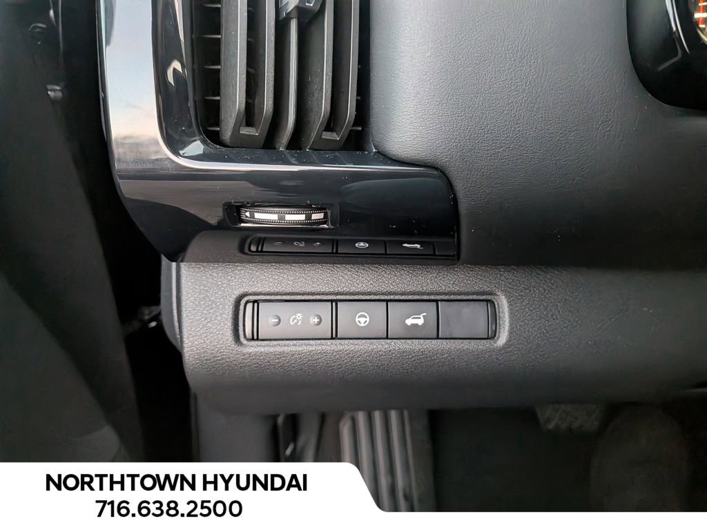Used 2025 Nissan Pathfinder SV image 31