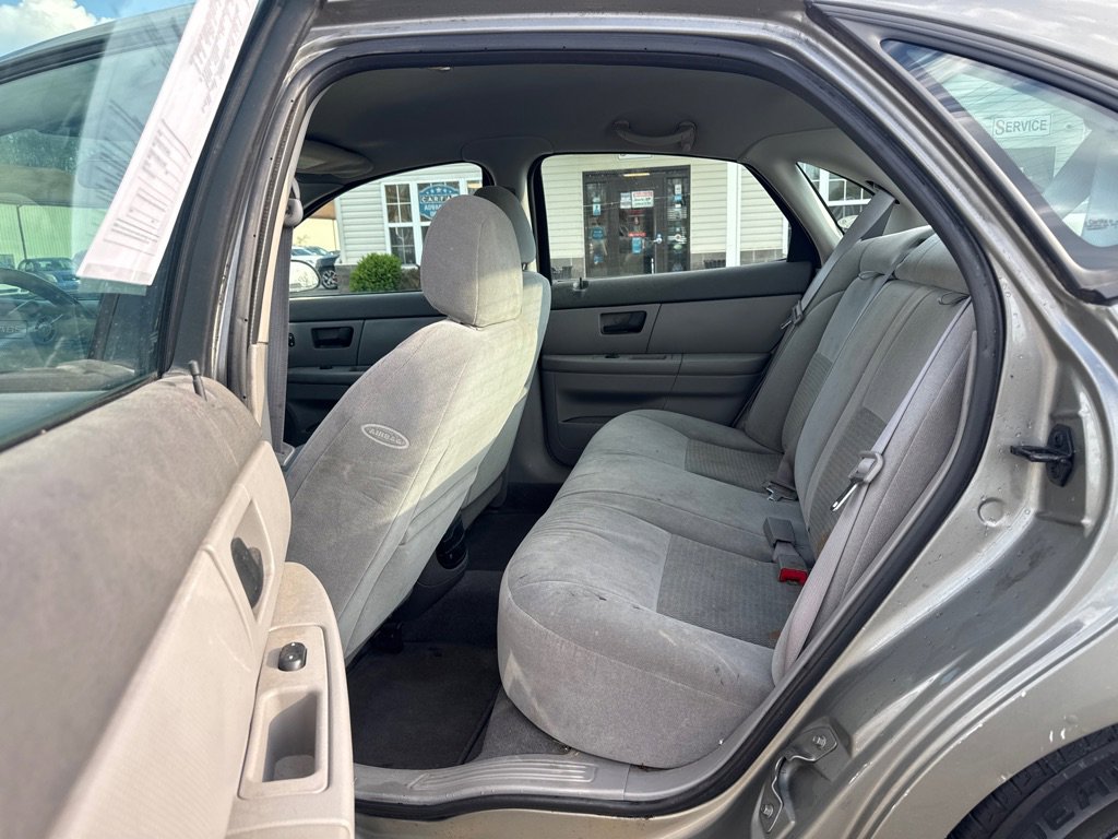 Used 2004 Ford Taurus SE FWD image 10