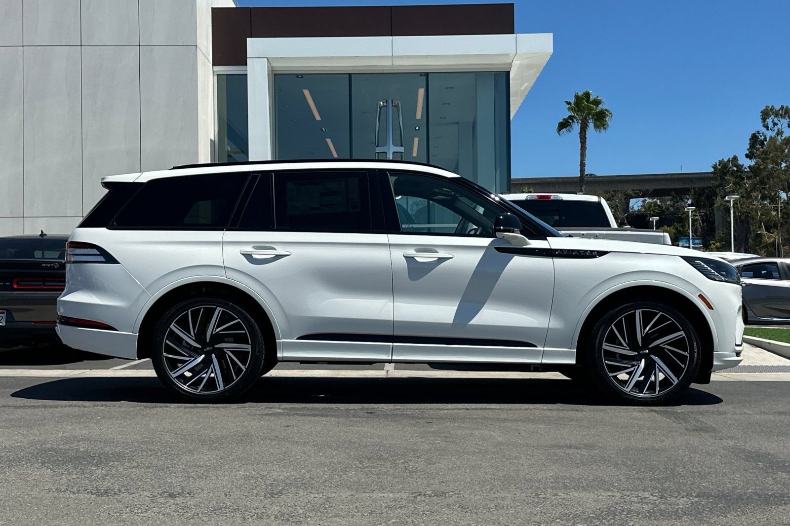 New 2026 Lincoln Aviator Black Label w/ Jet Appearance Package AWD/4WD image 2