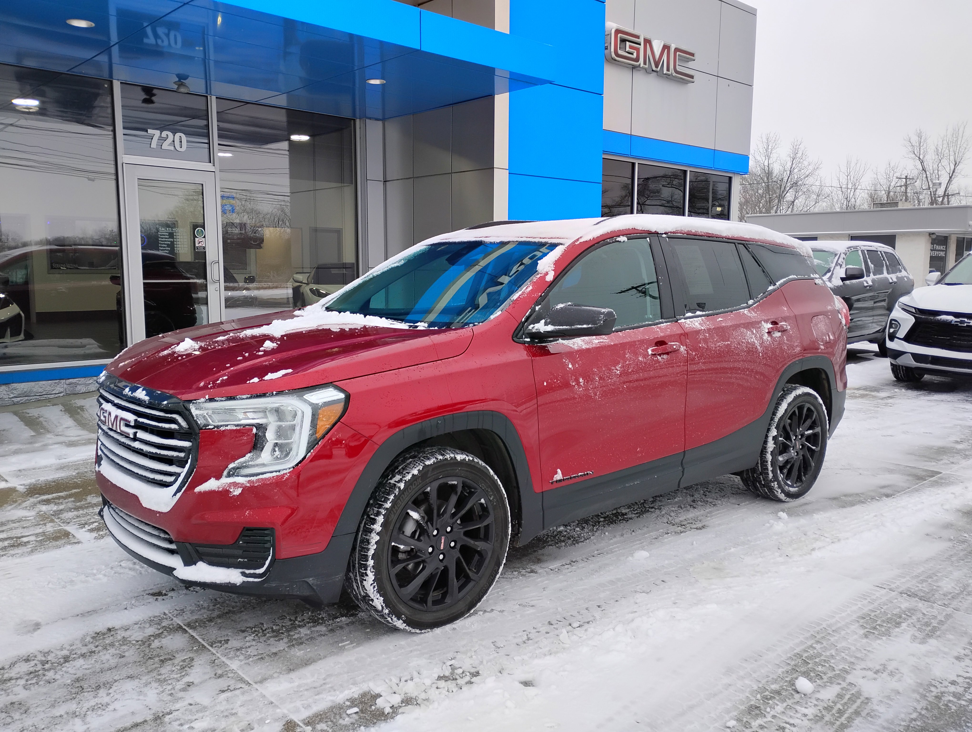 Used 2024 GMC Terrain SLE w/ Driver Convenience Package image 7