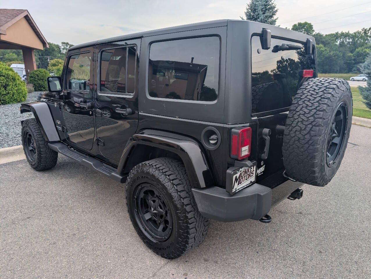 Used 2016 Jeep Wrangler Unlimited Sahara w/ Connectivity Group AWD/4WD image 7