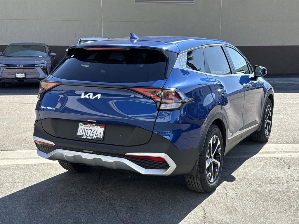 Used 2025 Kia Sportage EX image 3