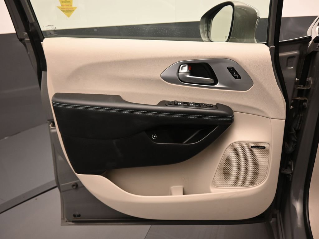 Used 2020 Chrysler Pacifica Limited w/ Advanced Safetytec Group image 9