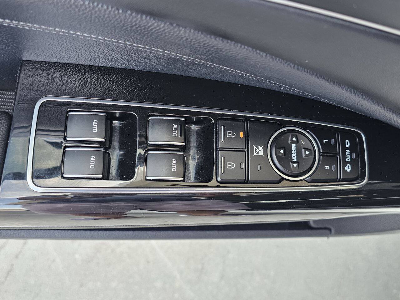 Used 2015 Kia K900 Premium RWD image 23