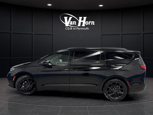 Certified 2025 Chrysler Pacifica Limited image 13