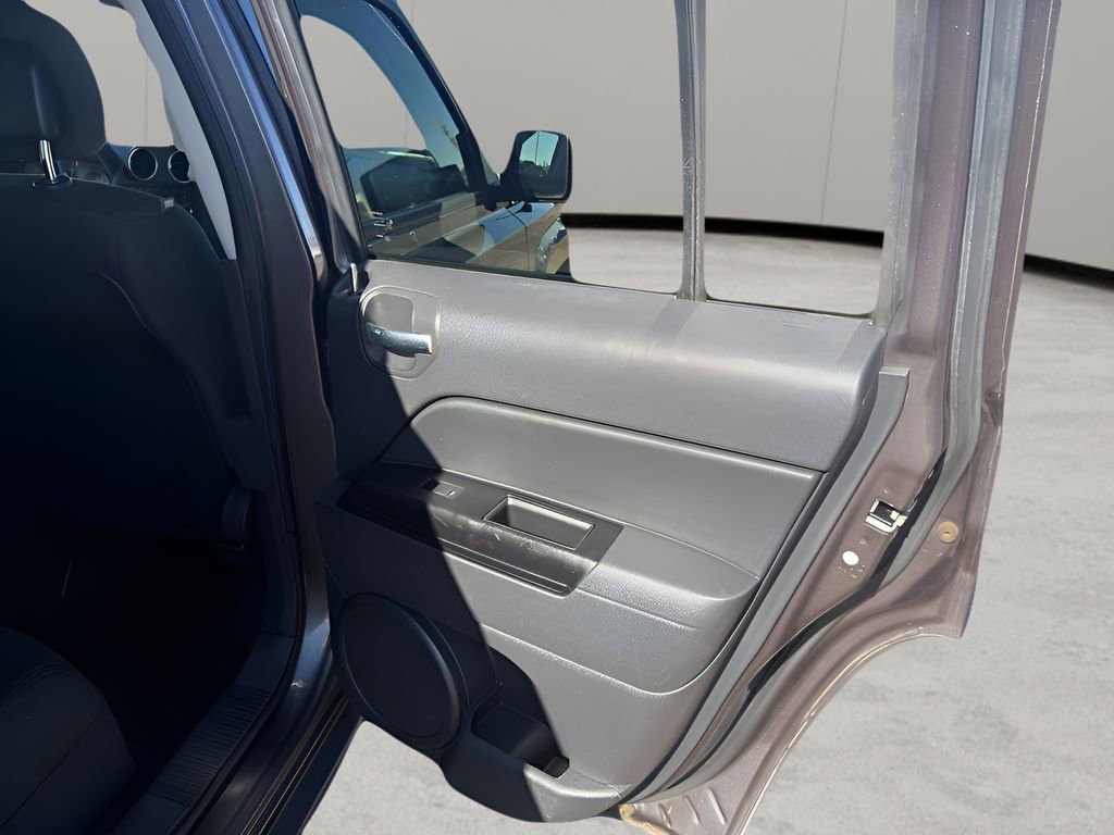 Used 2015 Jeep Patriot Latitude image 14