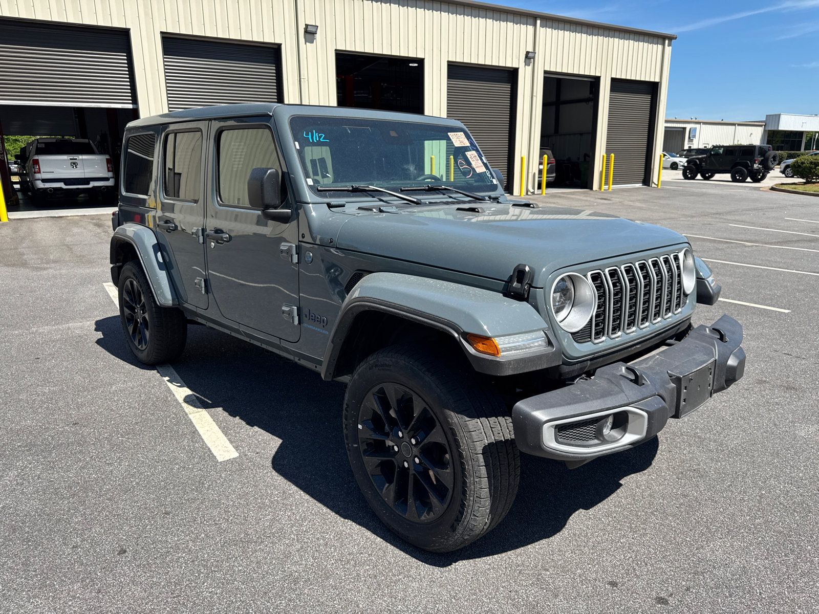 Used 2025 Jeep Wrangler Unlimited Sahara w/ Safety Group AWD/4WD image 4