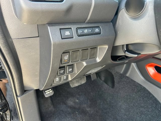 Used 2025 Nissan Frontier PRO-4X AWD/4WD image 17