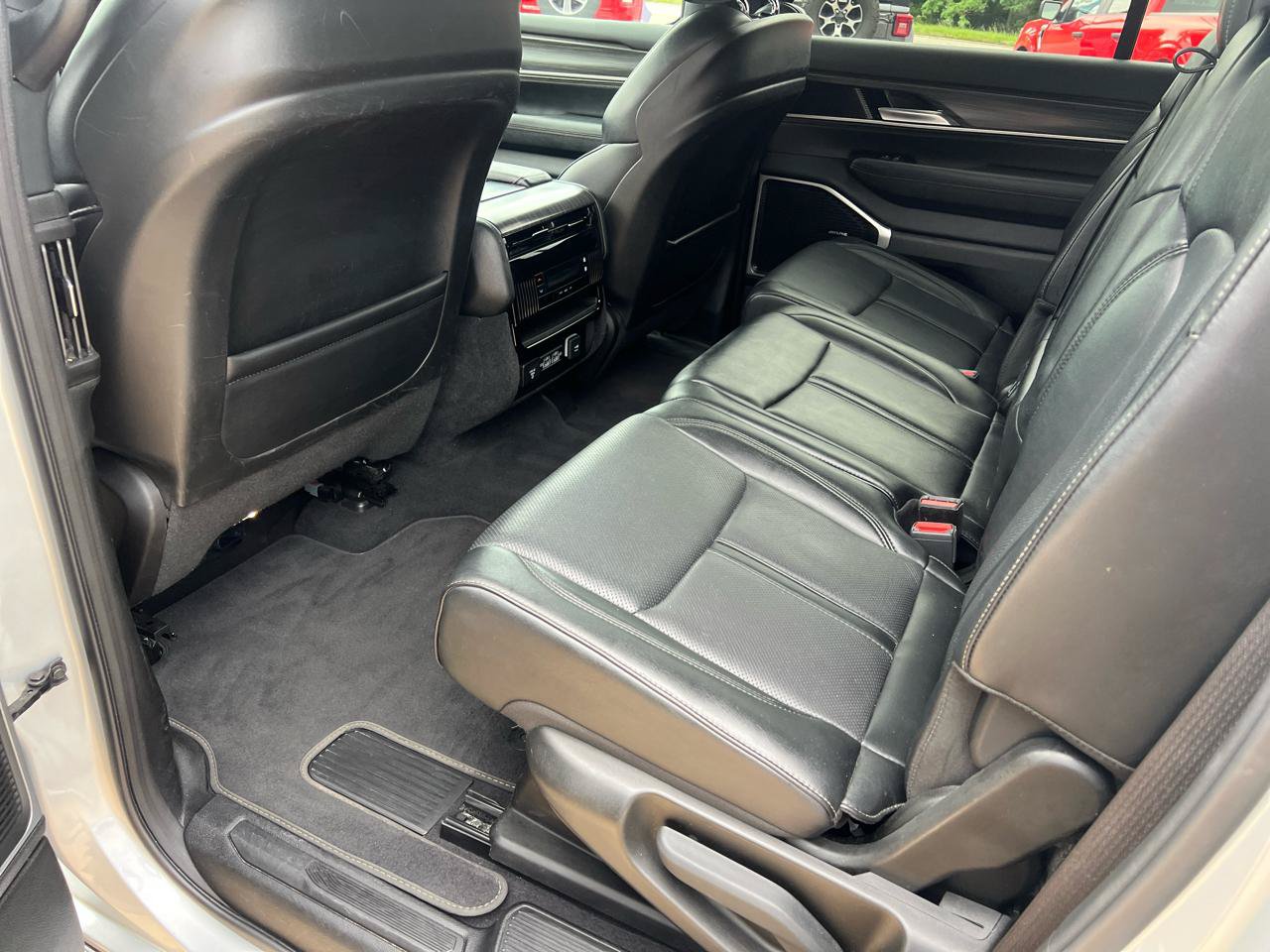 Used 2024 Jeep Wagoneer Series II w/ Flexible Seating Group AWD/4WD image 14