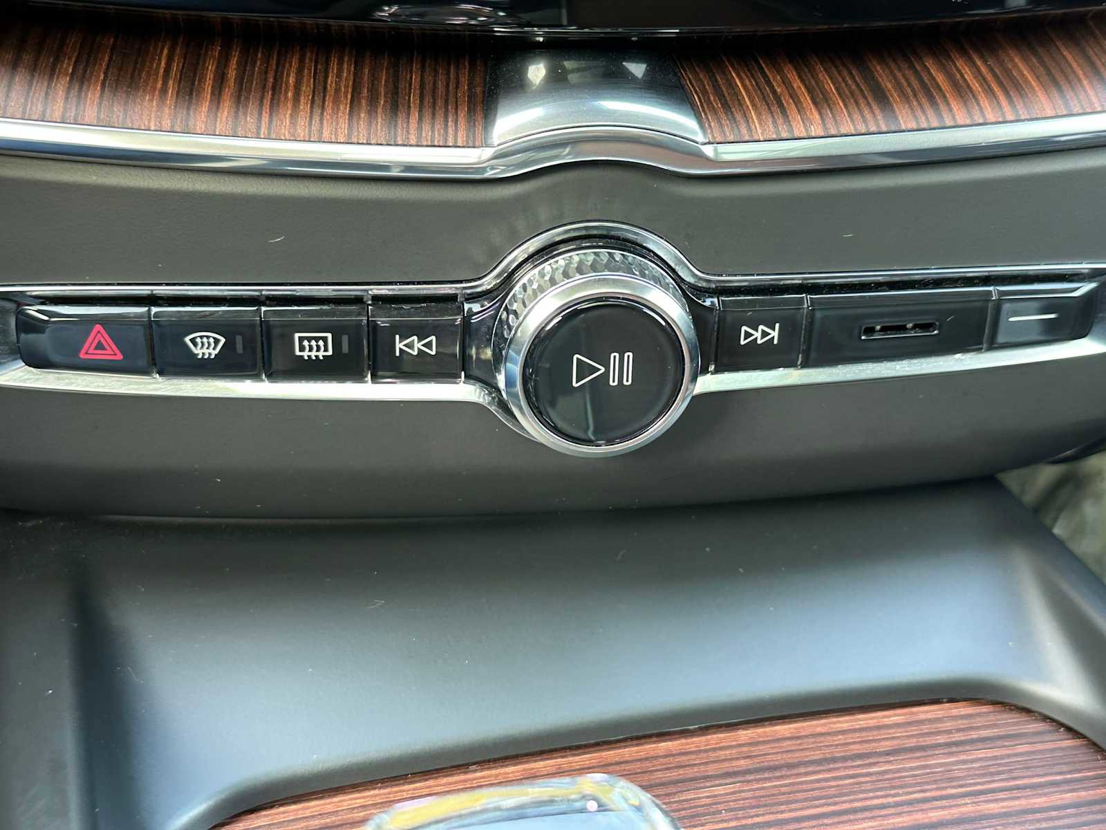 Certified 2023 Volvo XC60 T8 Ultimate w/ Climate Package image 29