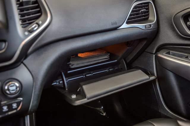 Used 2019 Jeep Cherokee Latitude Plus FWD image 35