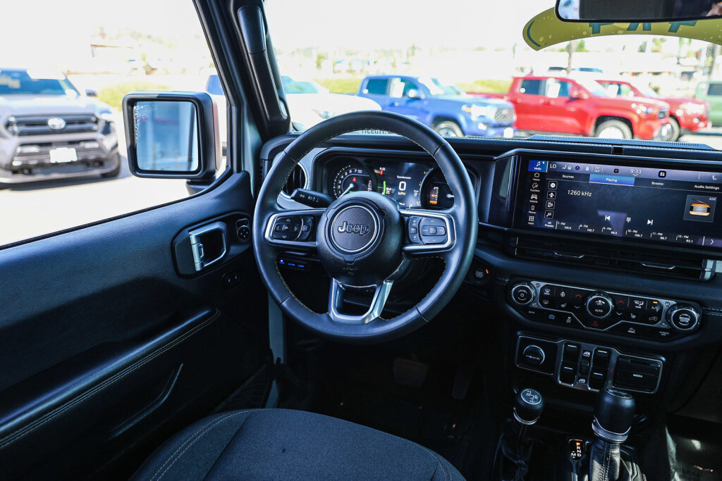 Used 2024 Jeep Wrangler Unlimited Sahara AWD/4WD image 5