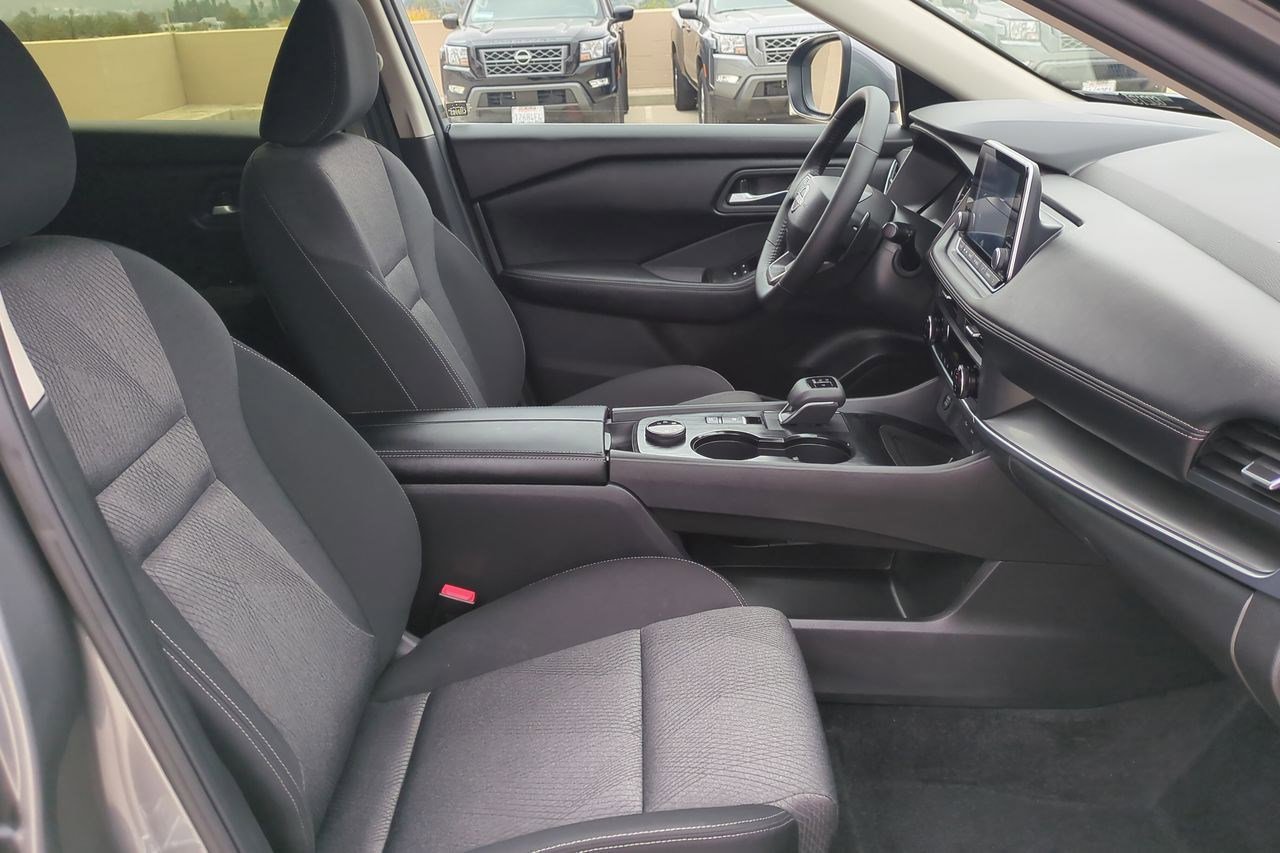 Certified 2025 Nissan Rogue SV image 24