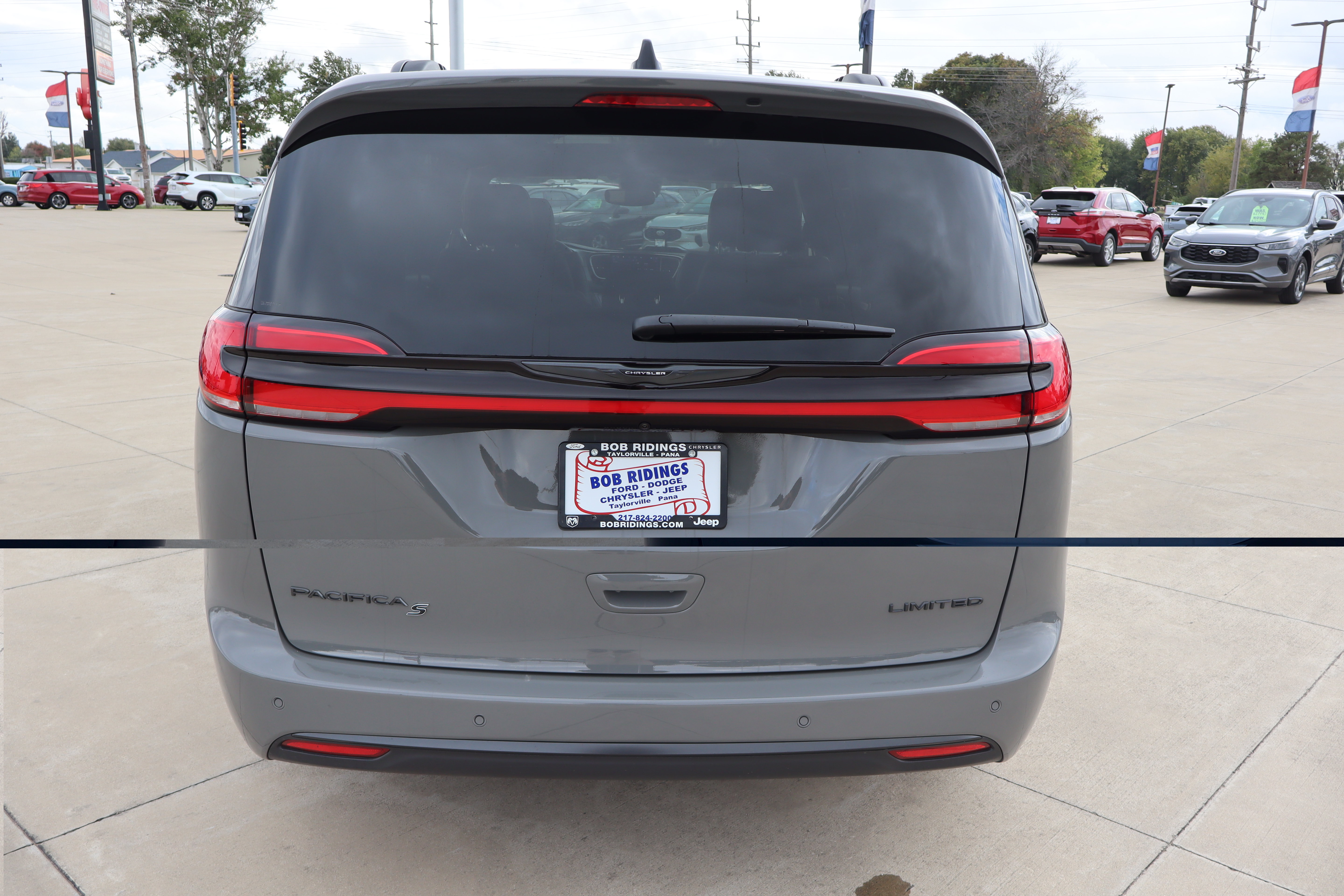 Used 2025 Chrysler Pacifica Limited FWD image 6