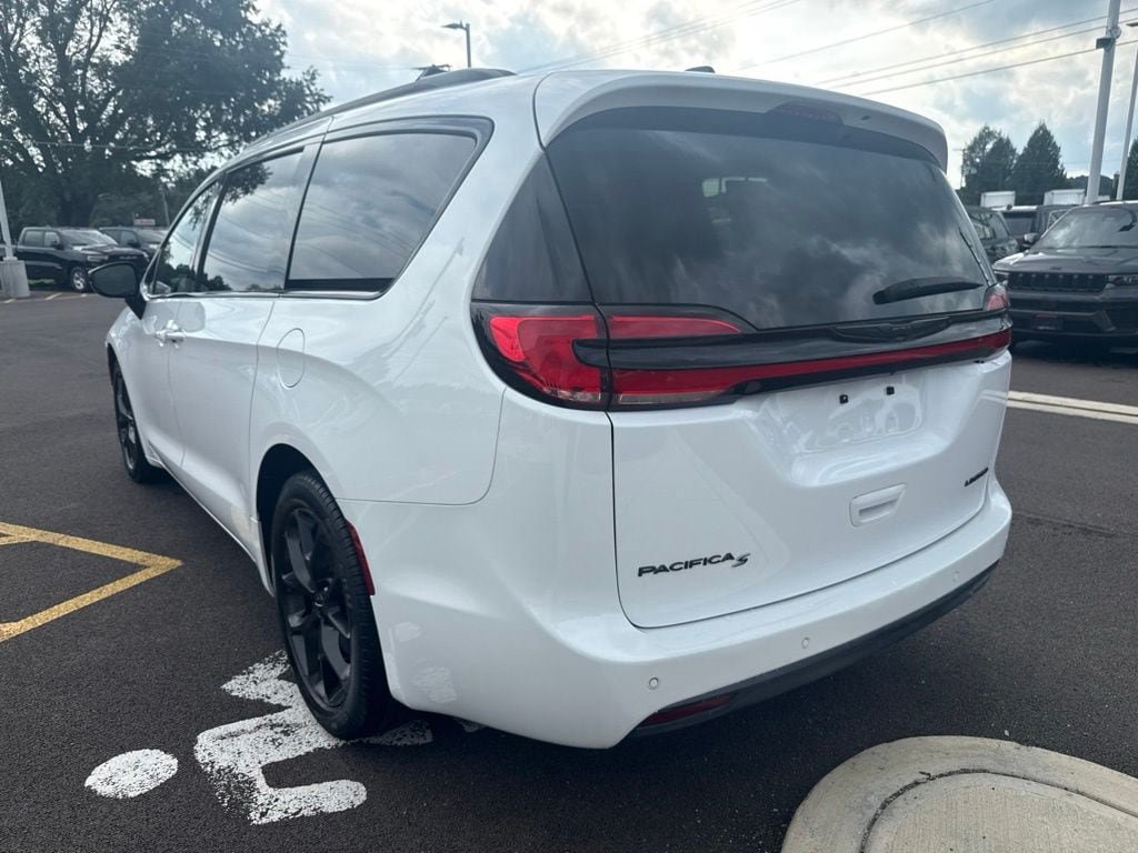 Used 2025 Chrysler Pacifica Limited FWD image 6