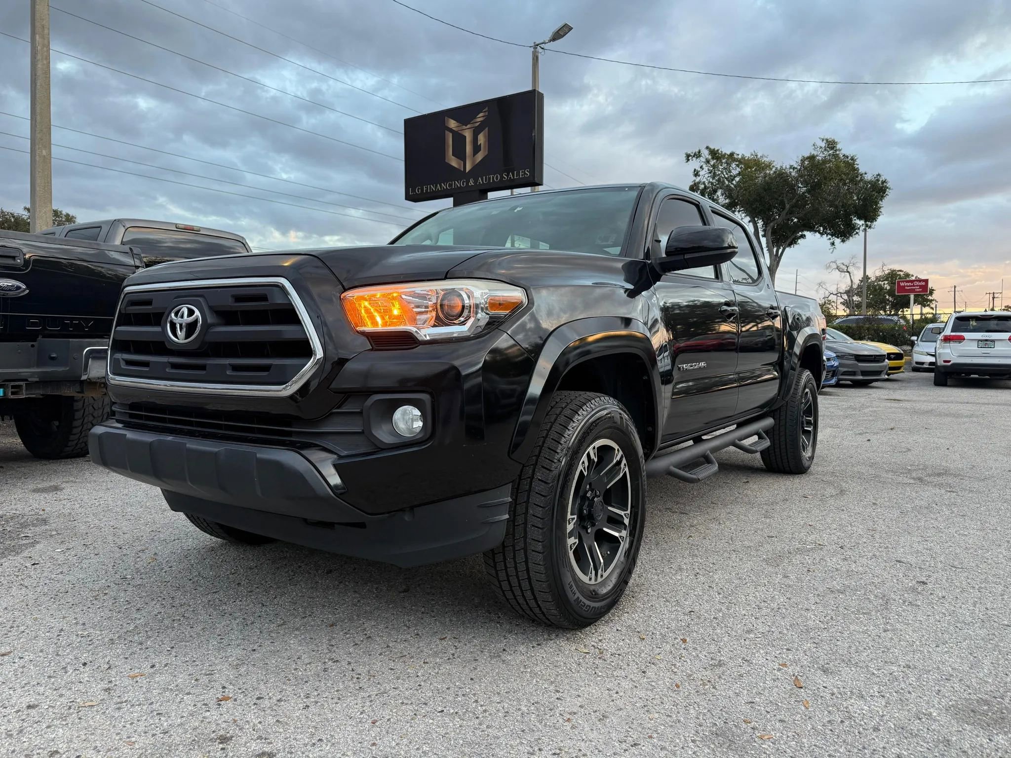 Used 2017 Toyota Tacoma SR5 image 1