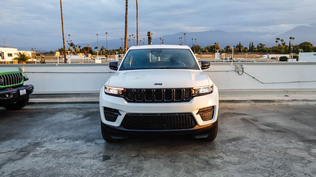New 2025 Jeep Grand Cherokee Altitude image 3