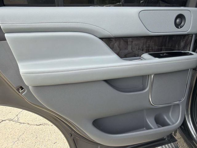 Used 2018 Lincoln Navigator Select AWD/4WD image 18