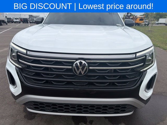 Used 2024 Volkswagen Atlas Peak Edition SE AWD/4WD image 3