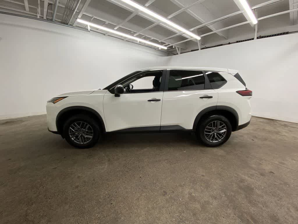 Used 2024 Nissan Rogue S AWD/4WD image 3