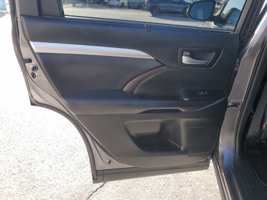 Used 2019 Toyota Highlander XLE image 27