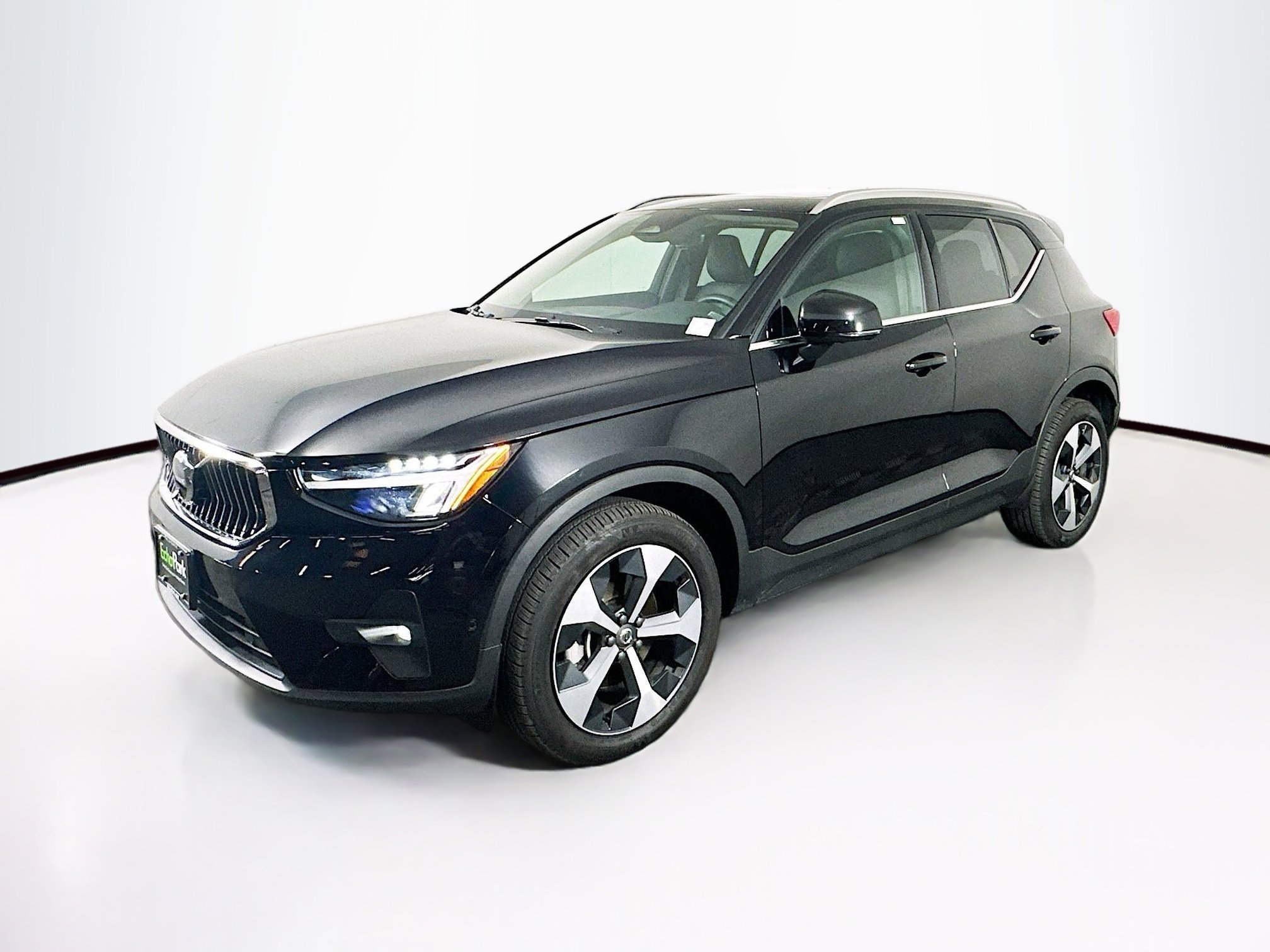 Used 2025 Volvo XC40 B5 Plus image 3
