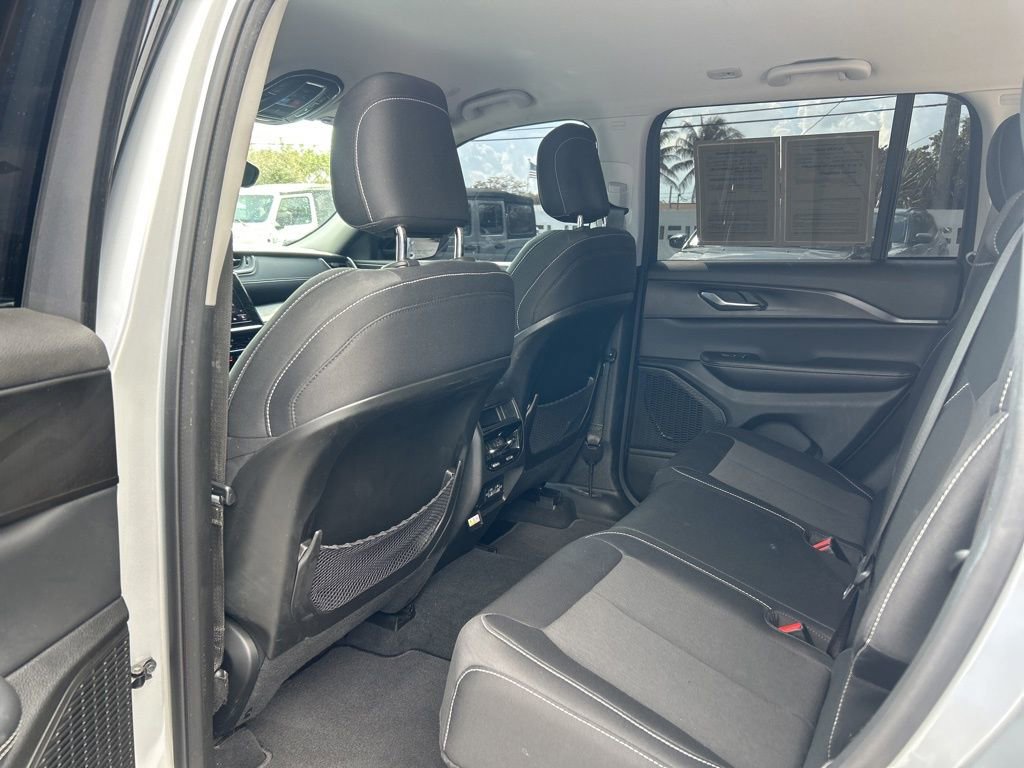 Used 2023 Jeep Grand Cherokee Laredo w/ Luxury Tech Group I image 32